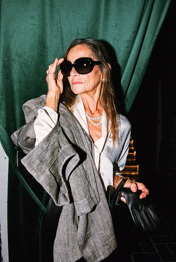 señora modelo posando