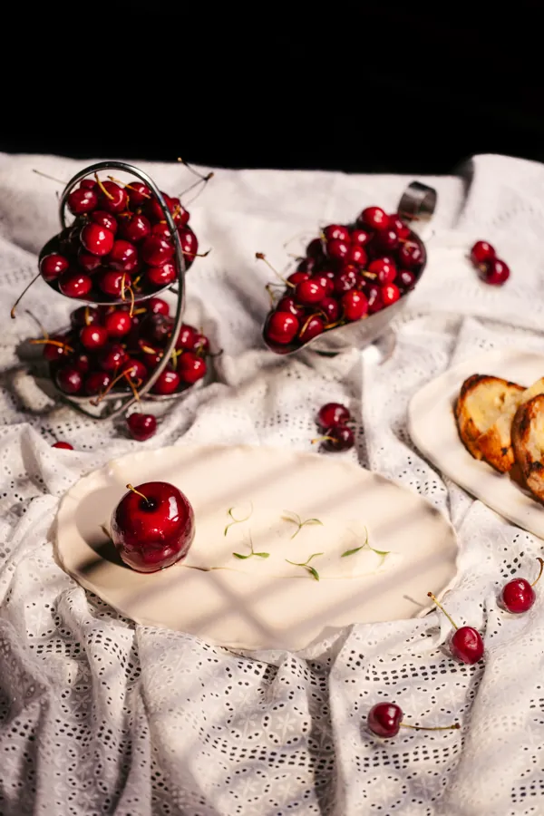 cerezas en una mesa